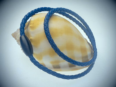 Nappa-Armband in blau mit schwarzplattiertem Magnetverschluss