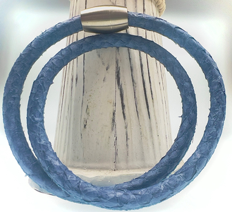 Lachsleder-Armband in meerblau mit mattiertem Magnetverschluss
