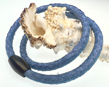 Lachsleder-Armband in meerblau mit schwarzplattiertem Magnetverschluss