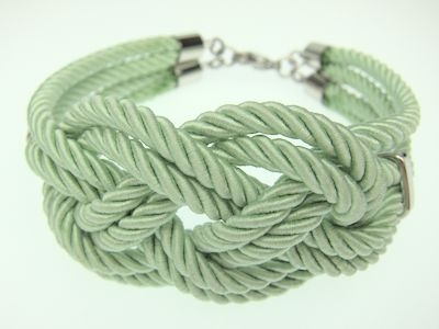 Armband aus 4mm Seidenkordeln geflochten zu einem Keltenknoten