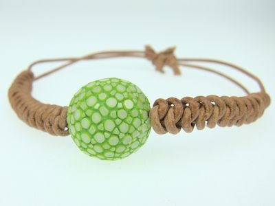 Armband aus Känguruleder mit Rochenkugel (16mm) - hellgrün