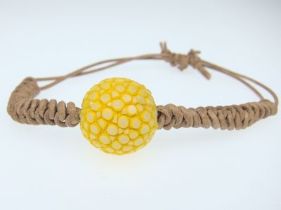 Armband aus Känguruleder mit Rochenkugel (16mm) - gelb