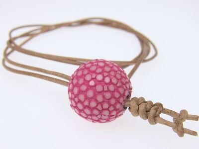 Halskette aus Känguruleder mit Rochenkugel (16mm) - fuchsia